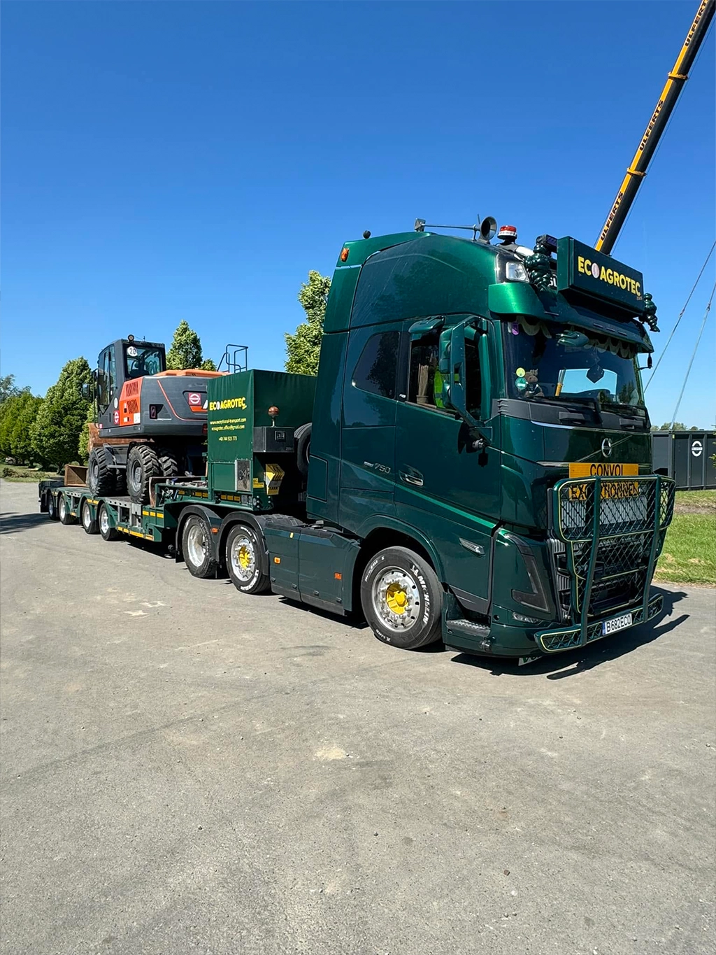 Trailer agabarititc Ecoagrotec Trans transportând un utilaj industrial mare