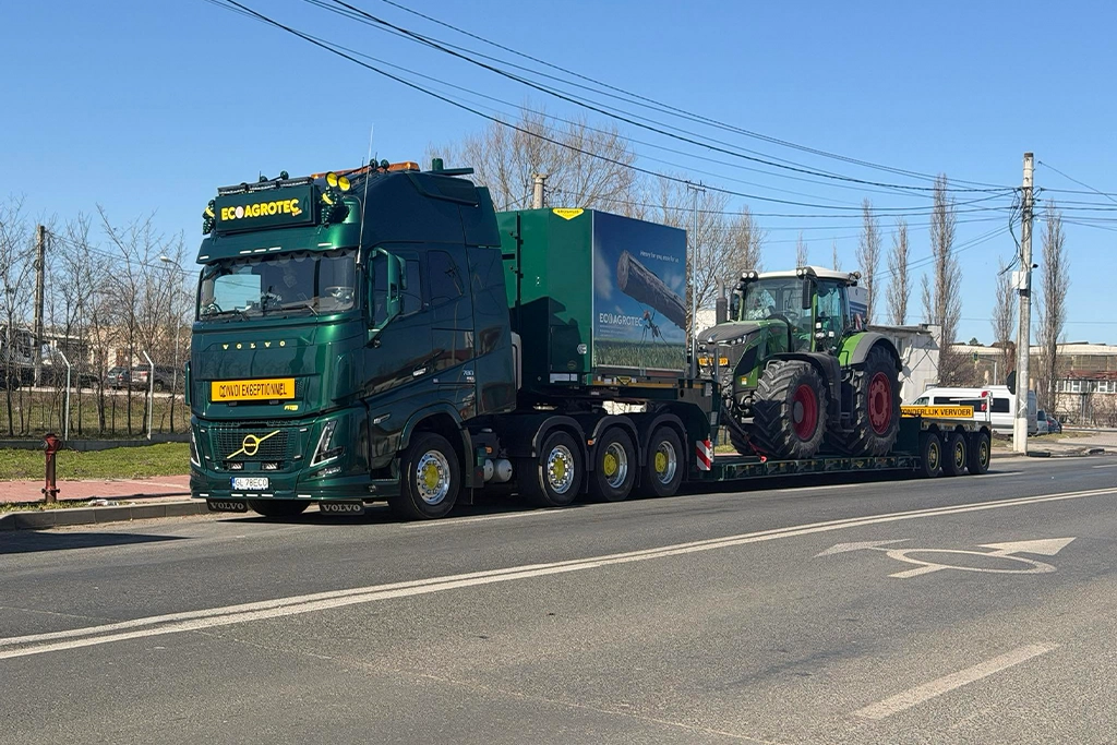 Semiremorcă specializată Ecoagrotec încărcată cu utilaje agricole